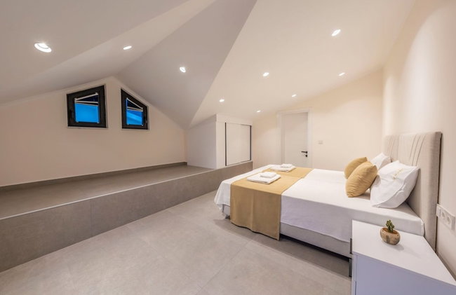 Luxury 4-bed Villa With Private Pool and Jacuzzi - Photo 9