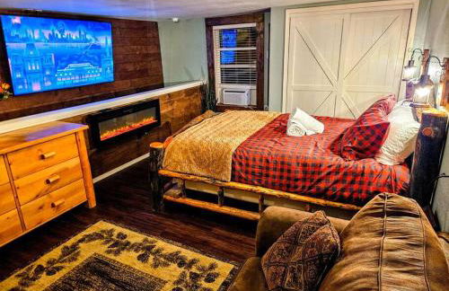 Private Cabin- Breakfast - Double Tub - 75in TV - SUP - Washer Dryer - BBQ - Photo 1