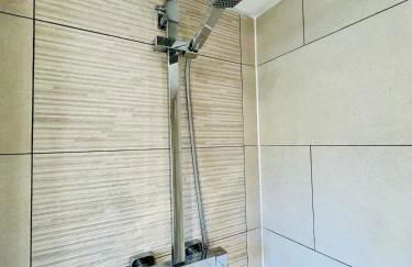 Stylish 3 Bed Apt Sea Views Near the Beach 2B - Foto 19