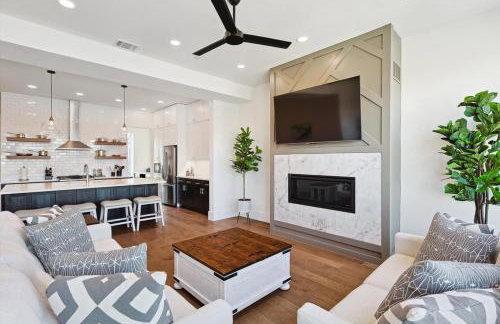 3-BD Luxury Living w Rooftop Garden Views - Photo 6