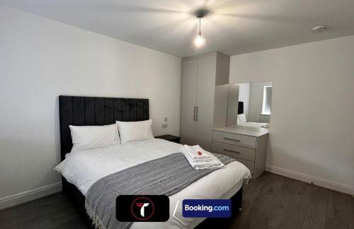 Spacious 4 Bedroom By Tara Stays Short Lets & Serviced Accommodation Aldershot With Free WiFi & Garden - Foto 2