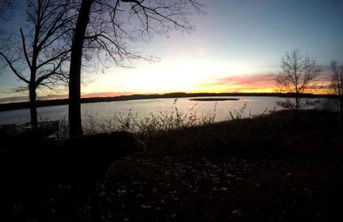 Secluded Lake Cottage Rental with a Dock and a Game Room in Hale, Michigan - Foto 16