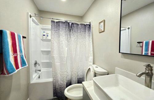 8354 Adam Unit B 1Bed 1Bath by SD Stay - Foto 14