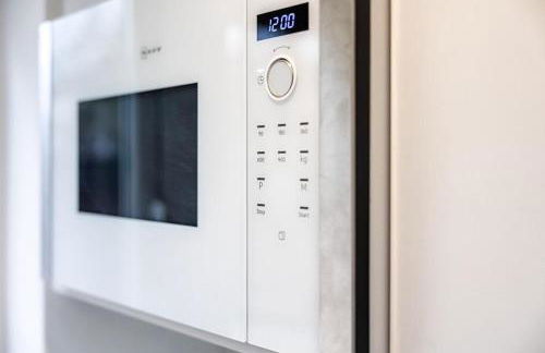 Luxurious 2 bedroom flat with parking and garden, 5 mins walk to train station and bus stop opposite property - Foto 16