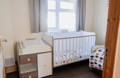 Spacious 6 bedroom House in Dudley with optional Nursery-Drive and Garage-Families and Contractors Welcome - Foto 9