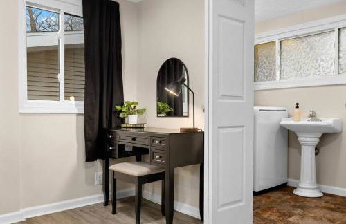 Comfort Cabin - 2BD Family Getaway in Creve Coeur - Photo 15