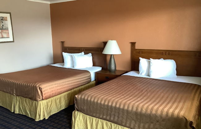 Silver Spur Vintage Inn & Suites - Photo 9