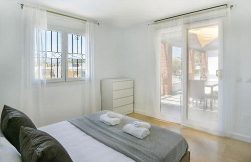 Dream beach-side villa with sea views & close to golf - Photo 49