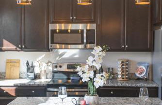 Fam-Biz Friendly 3BD with Fire pit & BBQ - Downtown - Foto 34