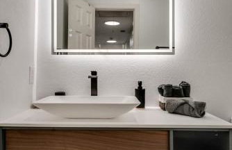 Modern and Luxury DFW Mansion with Backyard Oasis - Foto 8