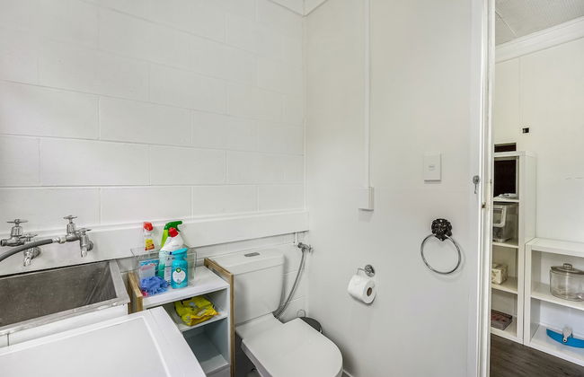 Inner City Retreat - WiFi - Netflix - Photo 35