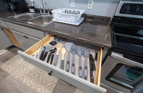 3 Min to Downtown - 10 Min to Elon - Smart TVs - Foto 33