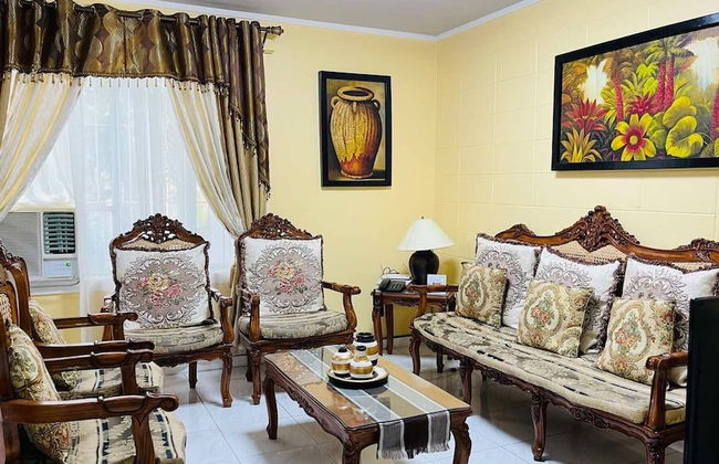 House w 3 Bedrooms And 3 Baths - Free Parking - Photo 1