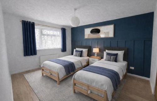 Stylish Apartment - Excellent Location - Free Parking, Fast WiFi, Smart TVs and Self-Check-In by Yoko Property - Foto 2