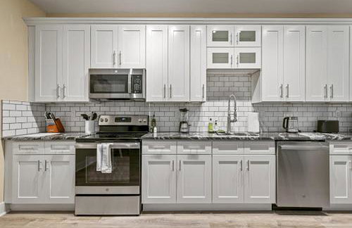 Upscale 2BR suite With Free Parking and Walkable Area - Foto 15