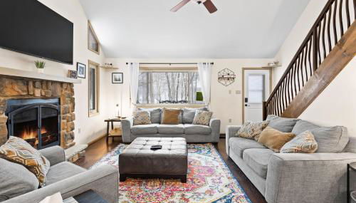 Vaulted Pines Lodge Hot Tub Game Room - Foto 5