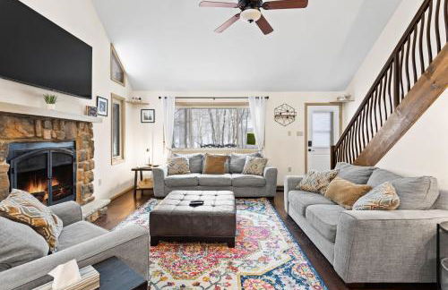 Vaulted Pines Lodge Hot Tub Game Room - Foto 5