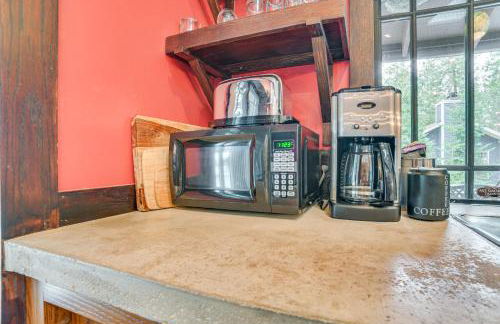 1 Mi to Dtwn! Lakefront Earl Young Charlevoix Home - Foto 12