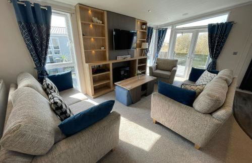 Indulgence Lakeside Lodge i3 with hot tub, private fishing peg situated at Tattershall Lakes Country Park - Foto 21