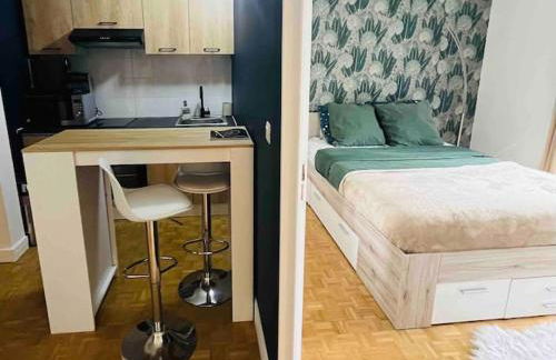 Proche Château de Versailles avec balcon vu sur une forêt et parking gratuit pour 5 personnes maximum - Foto 10