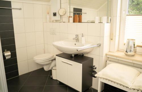 Lichtdurchflutende Wohnoase-Kamin-ruhig-kostenloser Parkplatz- 24-7 Self Check-in, bis zu 5 Personen, sehr geräumig - Photo 33