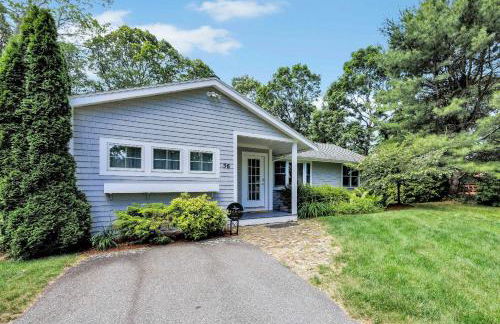 1 Story Family Home Half Mile to Beach with Patio , Grill, Office with Twin Beds, Peaceful Wooded Setting, Spacious Driveway, Garden Views, Walk to Shore, Perfect Cape Cod Getaway for Families - Foto 14