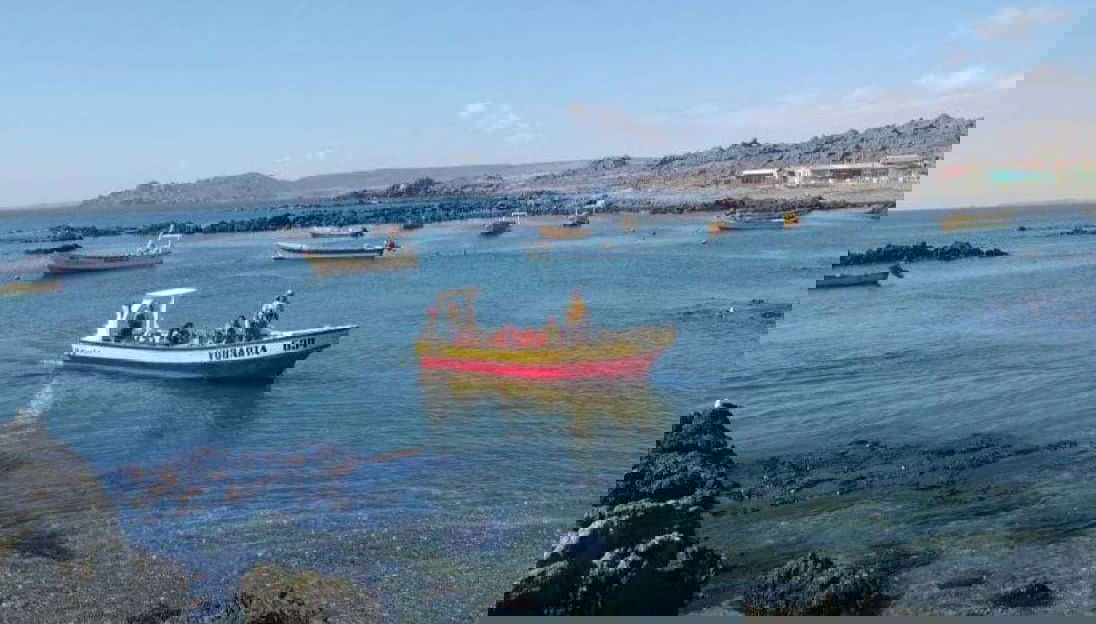 Una embarcación cerca de la costa de Chañaral de Aceituno