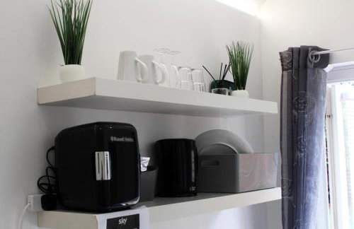 1 Bed Studio - Sleeps 2 - Smoking - Parking - Wifi - Foto 17