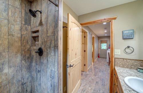 Clayton Cabin with Wraparound Deck Steps to Lake! - Foto 12