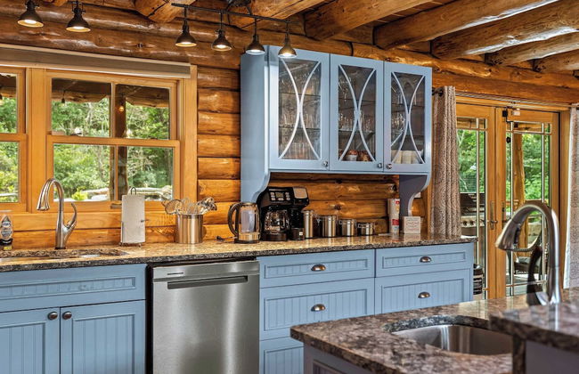 The Bigwood Cabin by Avantstay Hot Tub, Firepit, Pool Table, Private Yard - Photo 14