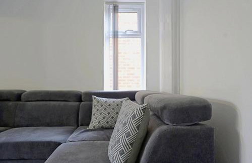 Comfortable 3-Bed Home - Driveway Parking - Foto 20