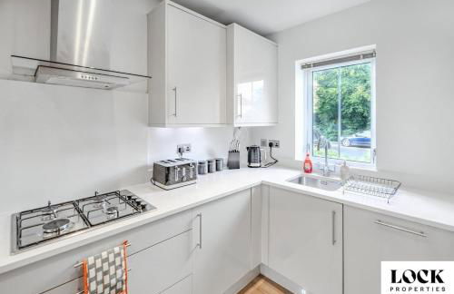 Family & Contractor Friendly 3 bed house Sleeps 8 in Maidenhead - Foto 5