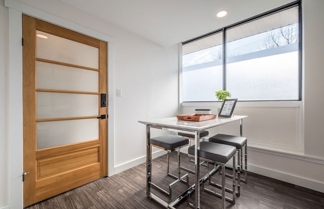 Modern Contemporary 2 Bedroom Suite - Photo 27