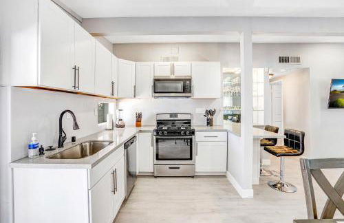 Fully Remodeled, Landscaped, King Beds, Desk Space - Foto 13