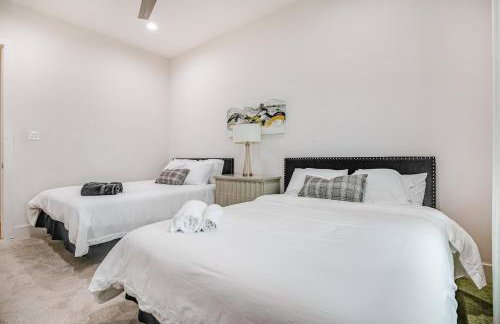 Uptown Modern with Private Patio & 1Gbps Wi-Fi - Foto 26