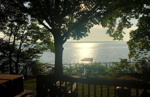 Anthony Beach - Seneca Lakefront Retreat w Covered Dock Lounge Area - Hot Tub & Fire Pit - Pets OK - Foto 22