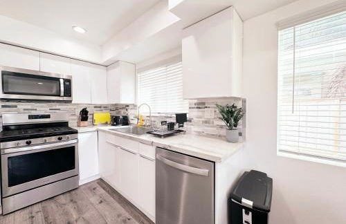 Cozy 3 BR Townhouse with Balcony - Photo 8