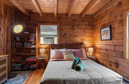 Cozy Athens Cabin on the Lake with Hot Tub & Backyard - Foto 9