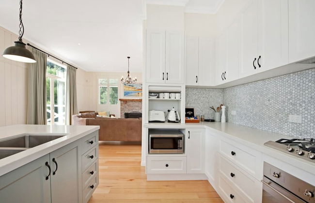 Hampton on Apollo - Ocean Mountain View Creekside Retreat Pet Friendly Free EV Charger Fireplace Wood Supplied During Winter - Photo 3