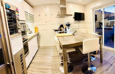 Chalet Familiar Jardín a 15 min centro y Warner - Foto 12