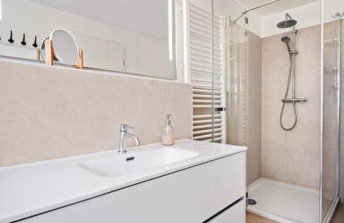 GUT KLETKAMP "Mühlenhof 3" - Ruhige Ferienwohnung mit 2 Schlafzimmern I Terrasse mit See- & Naturblick I Gemeinschaftsgarten I 15 Min zur Ostsee I Küche I Parkplatz I Waschmaschine I WLAN - Foto 7