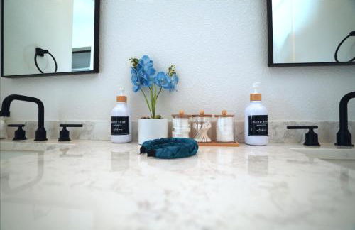 Stunning Waterfront 3BR Retreat - Perfect Getaway - Foto 35