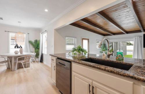 Stunning Retro Beach Oasis, Dual Living, Pool - Foto 21