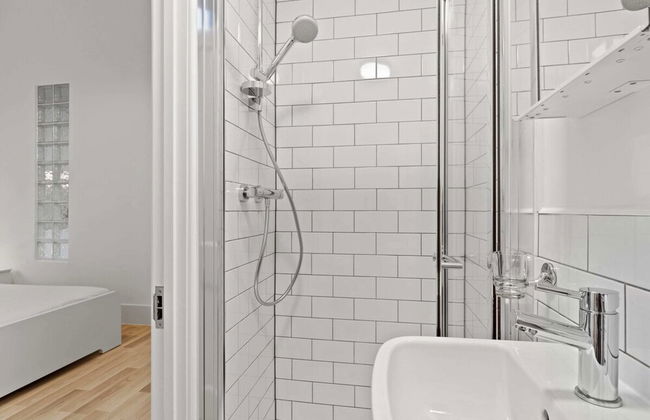 Refined, Light 1 Bed Apt w Balcony in Brixton - Foto 24