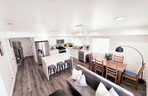 Cozy 3 BR Townhouse with Balcony - Photo 2