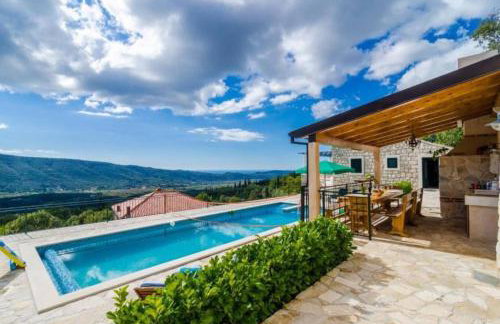 Breathtaking Scenic Villa with Pool - Photo 4