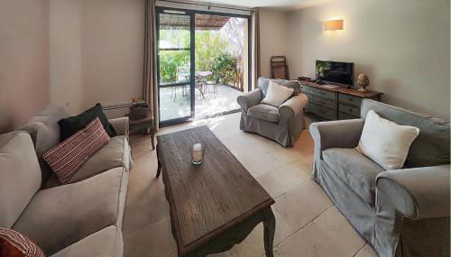 2 Bedroom Awesome Home In Saint-Laurent-De-La-Ca - Foto 3