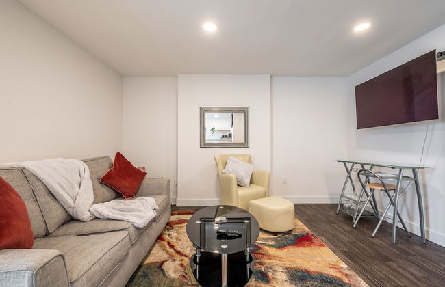 Modern Contemporary 2 Bedroom Suite - Photo 15