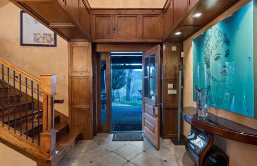Luxe Artful Mountain Retreat with 4 King Suites, 8 Person Hot Tub and 3 Decks - Foto 21