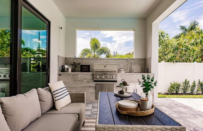 Luxurious Naples 4BR w Pool by Vanderbilt Beach - Photo 35